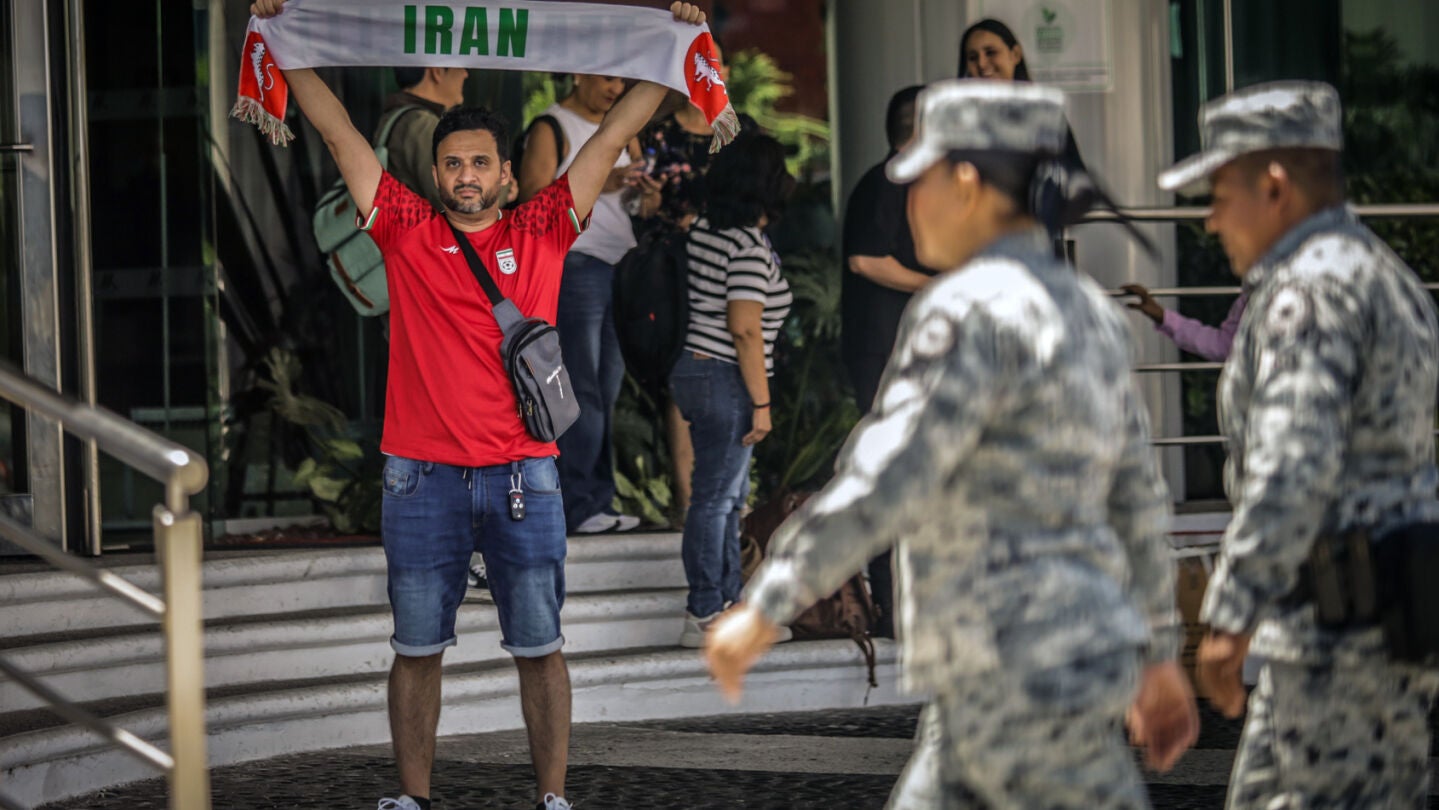 Un aficionado con la bandera de Irán en Tijuana, donde la Selección iraní tiene instalada su base de cara al Mundial