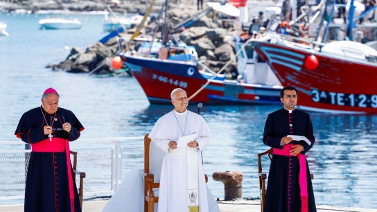 El papa Le&oacute;n XIV llega al puerto de Arguinegu&iacute;n para reunirse con organizaciones que trabajan con migrantes
