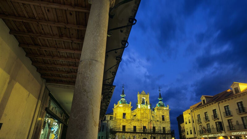 La catedral de Astorga (Le&oacute;n), vista desde la plaza Mayor