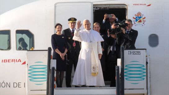 El Papa Le&oacute;n XIV durante su despedida de Barcelona, en el aeropuerto internacional Josep Tarradellas Barcelona-El Prat.
