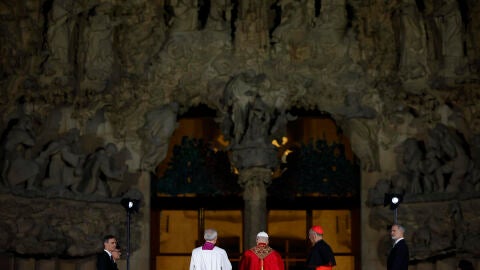 El papa León XIV bendice la Torre de Jesús de la Sagrada Familia
