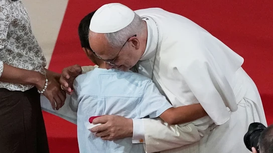 El papa León XIV, con el joven Renzo El papa León XIV, con el joven Renzo