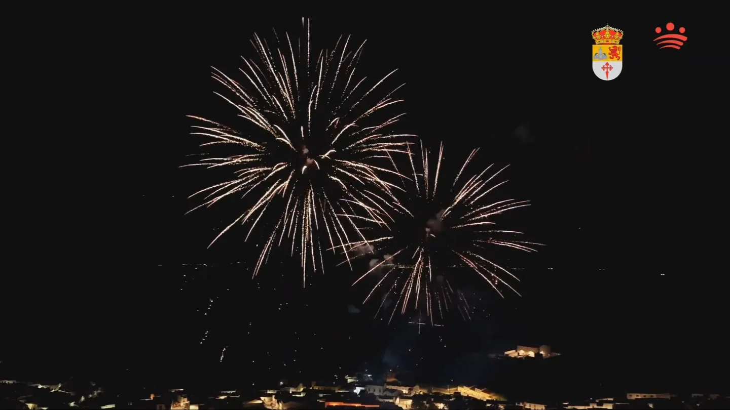 Polémica en Badajoz: el Ayuntamiento de Fuentes de León adelanta 15 minutos el lanzamiento de fuegos artificiales para esquivar la alerta por riesgo de incendio Polémica en Badajoz: el Ayuntamiento de Fuentes de León adelanta 15 minutos el lanzamiento de fuegos artificiales para esquivar la alerta por riesgo de incendio