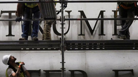 Trabajos de instalaci&oacute;n del nombre de Trump en la fachada del Centro Kennedy de Washington D.C.