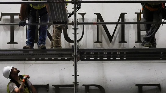 Trabajos de instalación del nombre de Trump en la fachada del Centro Kennedy de Washington D.C. Trabajos de instalación del nombre de Trump en la fachada del Centro Kennedy de Washington D.C.