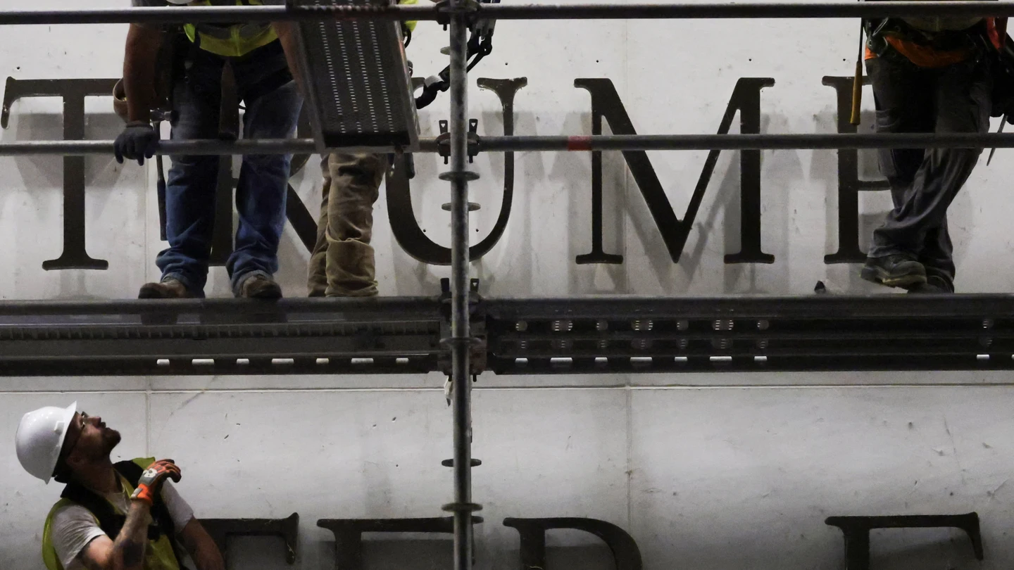 Trabajos de instalación del nombre de Trump en la fachada del Centro Kennedy de Washington D.C. Trabajos de instalación del nombre de Trump en la fachada del Centro Kennedy de Washington D.C.