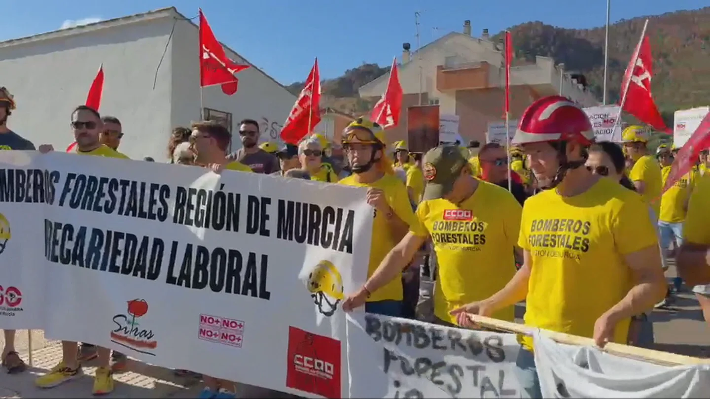Bomberos Forestales de Murcia exigen mejoras laborales y "llegar a fin de mes": "Los ojos te queman, el humo se mete en el pecho...". Bomberos Forestales de Murcia exigen mejoras laborales y "llegar a fin de mes": "Los ojos te queman, el humo se mete en el pecho...".