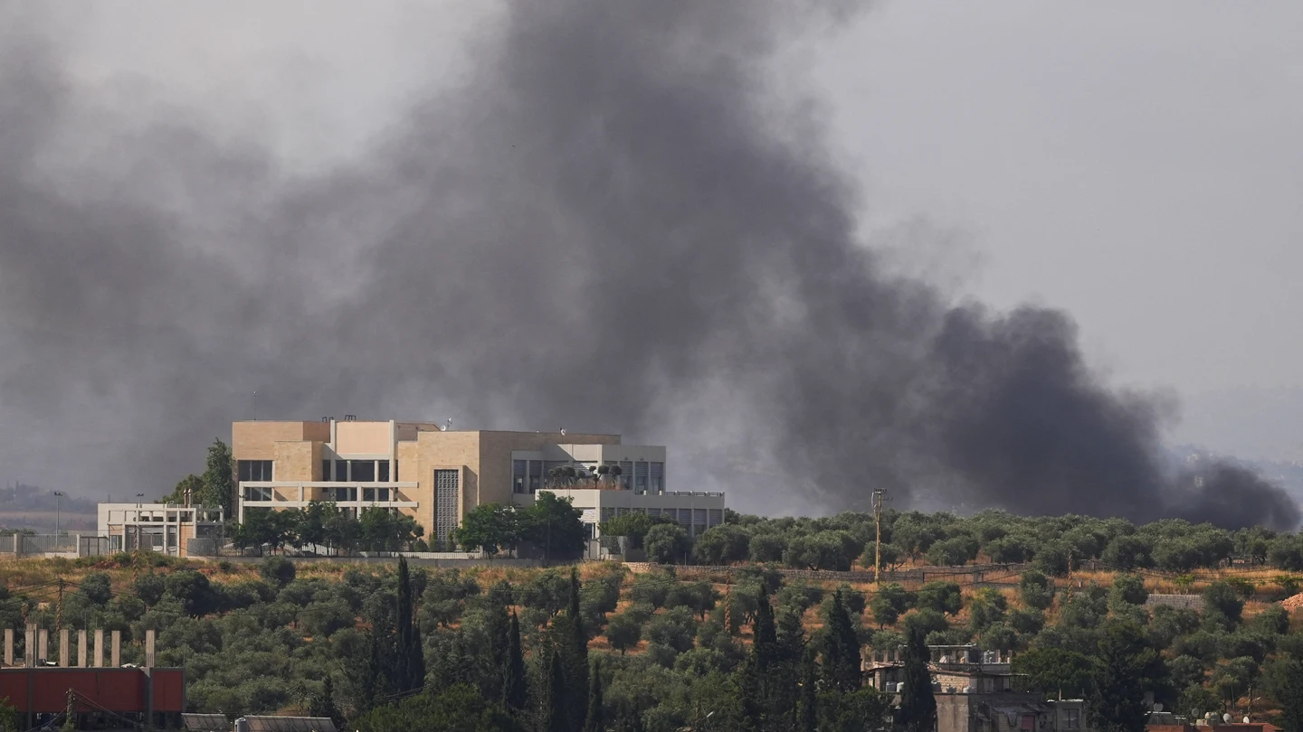 Una densa columna de humo se eleva desde el sur del Líbano tras un ataque israelí, tal como se observa desde Nabatieh. Una densa columna de humo se eleva desde el sur del Líbano tras un ataque israelí, tal como se observa desde Nabatieh.