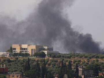 Una densa columna de humo se eleva desde el sur del L&iacute;bano tras un ataque israel&iacute;, tal como se observa desde Nabatieh.