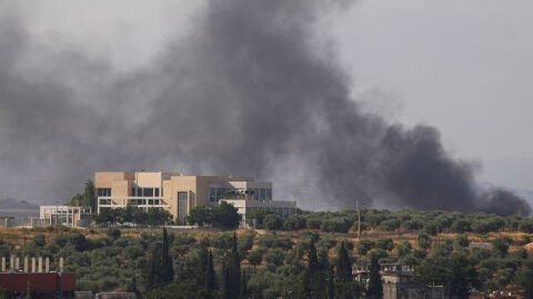 Una densa columna de humo se eleva desde el sur del L&iacute;bano tras un ataque israel&iacute;, tal como se observa desde Nabatieh.