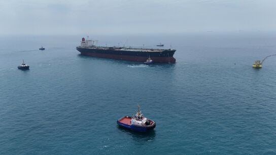 Varios barcos, navegando por Ormuz