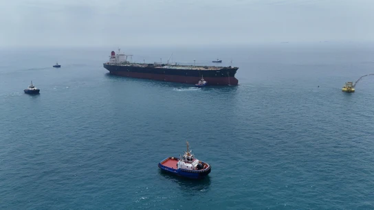 Varios barcos, navegando por Ormuz Varios barcos, navegando por Ormuz