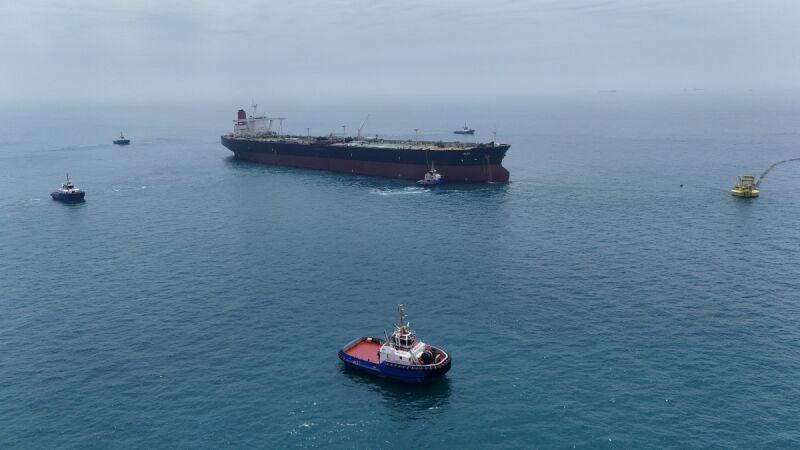 Imagen de archivo de varios barcos navegando por Ormuz