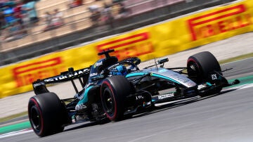 George Russell sobre su Mercedes durante la clasificaci&oacute;n del GP de Barcelona