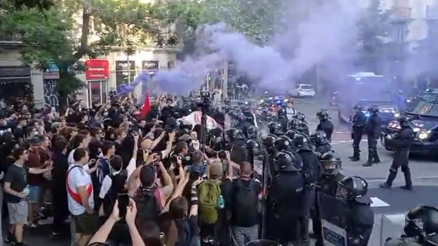 Momento de una de las cargas policiales en la marcha antifascista en Barcelona Momento de una de las cargas policiales en la marcha antifascista en Barcelona