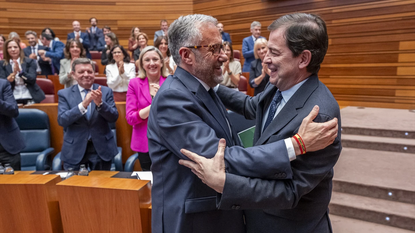 Carlos Pollán y Alfonso Fernández Mañueco durante el pleno de investidura. Carlos Pollán y Alfonso Fernández Mañueco durante el pleno de investidura.