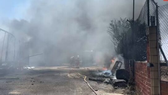 Incendio en Parla, junto a la M-408, visible desde Atocha: afectados varios camiones y casetas prefabricadas
