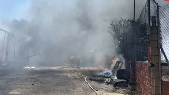 Incendio en Parla, junto a la M-408, visible desde Atocha: afectados varios camiones y casetas prefabricadas Incendio en Parla, junto a la M-408, visible desde Atocha: afectados varios camiones y casetas prefabricadas