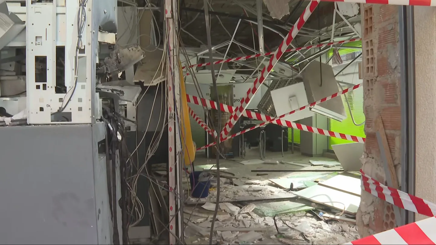 Imagen de la sucursal bancaria destrozada tras la explosión en Valencia Imagen de la sucursal bancaria destrozada tras la explosión en Valencia