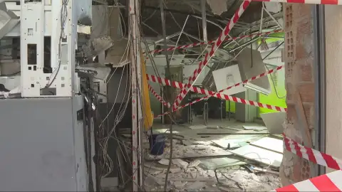 Imagen de la sucursal bancaria destrozada tras la explosión en Valencia Imagen de la sucursal bancaria destrozada tras la explosión en Valencia
