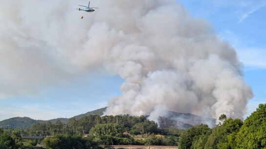 El incendio de Padr&oacute;n, A Coru&ntilde;a, calcina casi 100 hect&aacute;reas: su evoluci&oacute;n es "favorable".