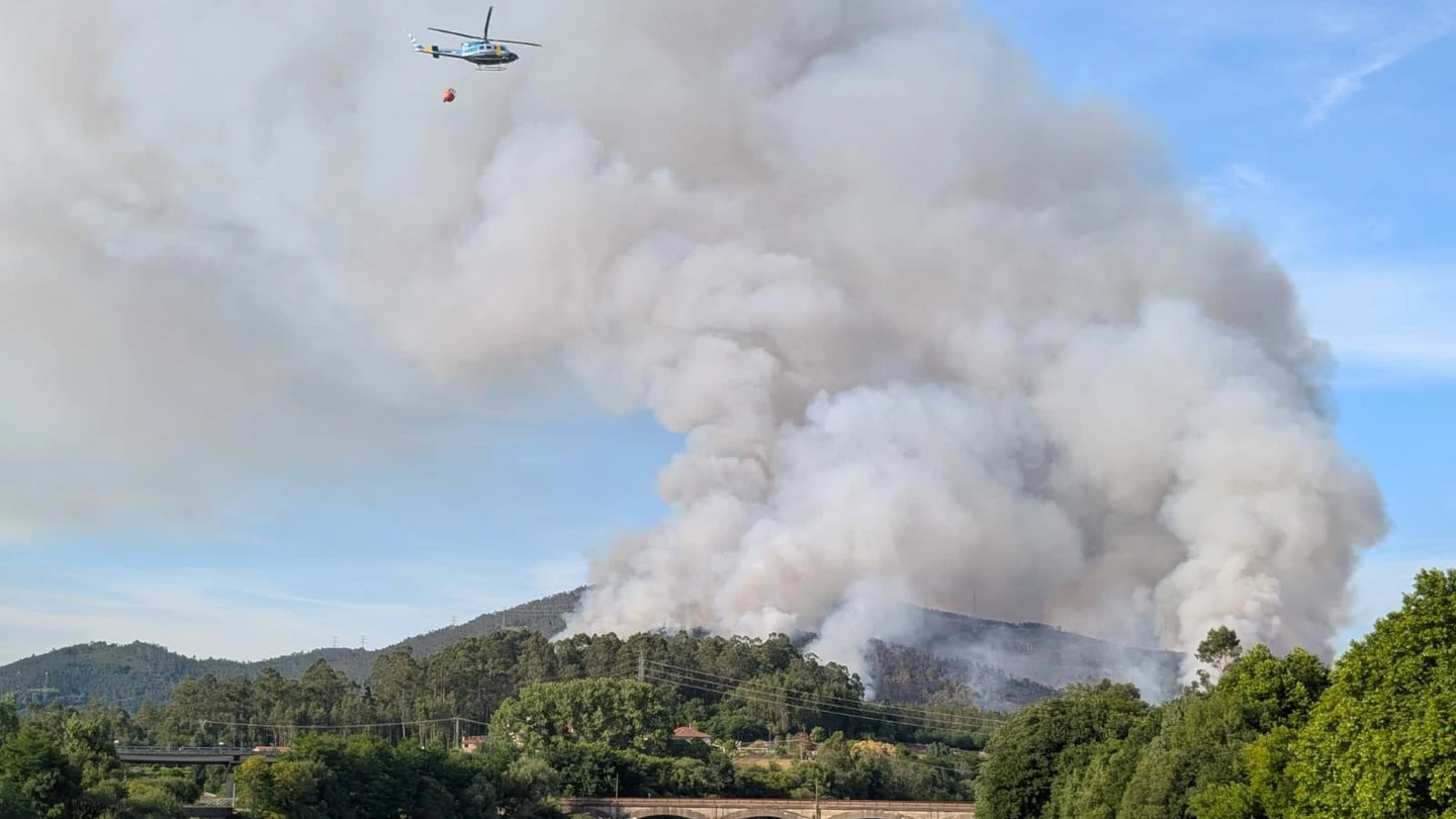 El incendio de Padrón, A Coruña, calcina casi 100 hectáreas: su evolución es "favorable". El incendio de Padrón, A Coruña, calcina casi 100 hectáreas: su evolución es "favorable".