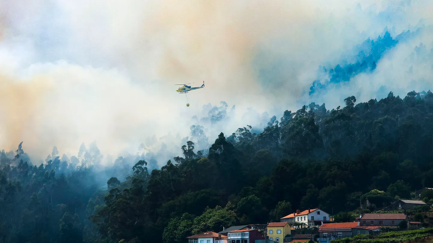 El incendio de Padrón, A Coruña, arrasa 350 hectáreas: la situación "mejora" y los desalojados han regresado a casa. El incendio de Padrón, A Coruña, arrasa 350 hectáreas: la situación "mejora" y los desalojados han regresado a casa.