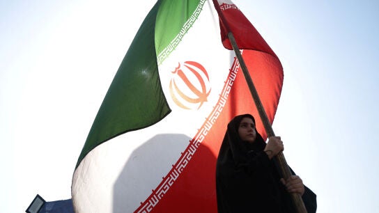 Una mujer con una bandera iran&iacute; en Teher&aacute;n. 