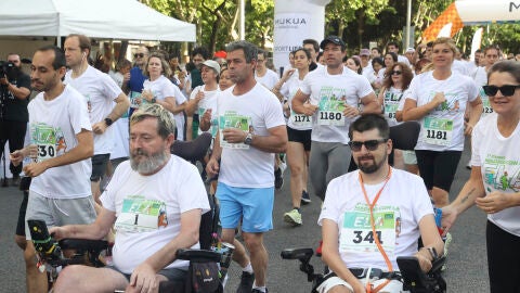 "En la cura est&aacute; la soluci&oacute;n y hay que luchar por ella": cientos de personas participan en la Carrera por la ELA por "m&aacute;s ayudas".