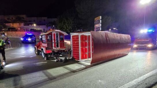 Al menos 18 heridos, entre ellos nueve menores, al volcar un tren tur&iacute;stico en C&aacute;rtama, M&aacute;laga.