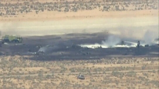 Humo saliendo de una zona ennegrecida de la Base A&eacute;rea Edwards tras el accidente de un bombardero B- 52 de la Fuerza A&eacute;rea de EEUU