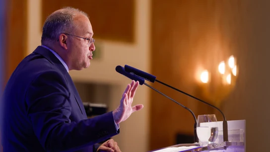 El secretario general del PP, Miguel Tellado, presenta al presidente de Aragón, Jorge Azcón, en un desayuno informativo de Fórum Europa Hotel Four Seasons este martes en Madrid. El secretario general del PP, Miguel Tellado, presenta al presidente de Aragón, Jorge Azcón, en un desayuno informativo de Fórum Europa Hotel Four Seasons este martes en Madrid.