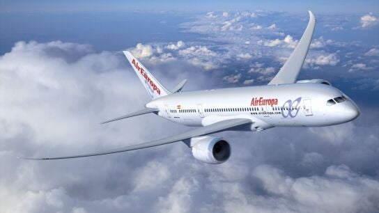 Avi&oacute;n de Air Europa en pleno vuelo sobre nubes