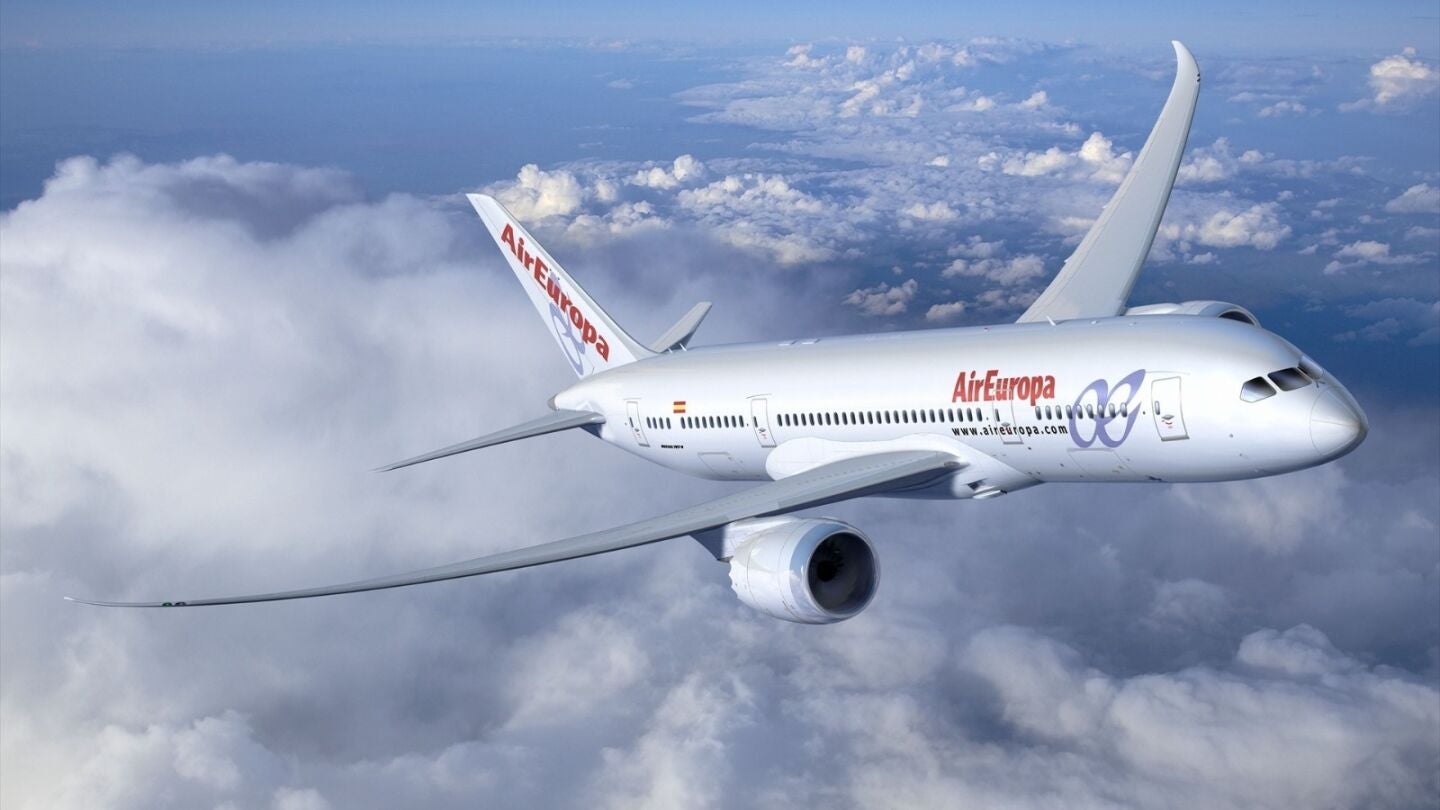 Avi&oacute;n de Air Europa en pleno vuelo sobre nubes