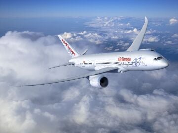 Avi&oacute;n de Air Europa en pleno vuelo sobre nubes