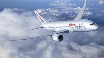 Avi&oacute;n de Air Europa en pleno vuelo sobre nubes