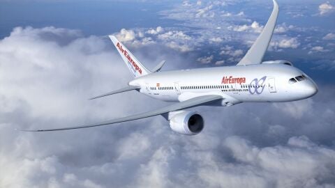 Avi&oacute;n de Air Europa en pleno vuelo sobre nubes