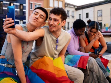 Personas celebrando el d&iacute;a del Orgullo LGTBI