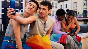 Personas celebrando el día del Orgullo LGTBI Personas celebrando el día del Orgullo LGTBI
