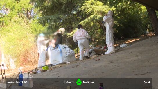 Nueva cruzada de Almeida contra las personas sin hogar: el Ayuntamiento desmantela sus infraviviendas sin avisar y tirando todo a la basura