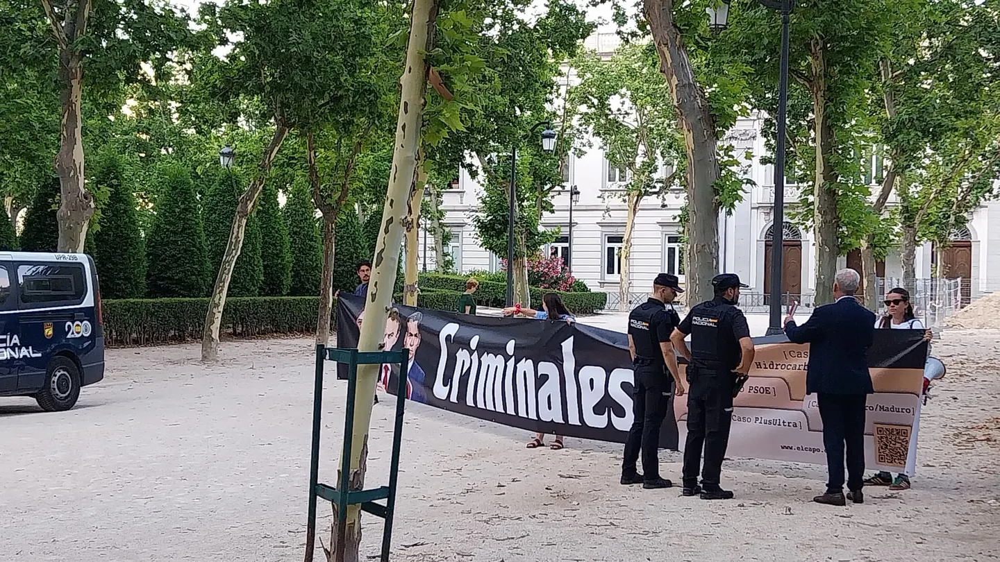 La Policía Nacional trata de retirar una pancarta de Hazte Oír frente a la Audiencia Nacional, donde declara José Luis Rodríguez Zapatero La Policía Nacional trata de retirar una pancarta de Hazte Oír frente a la Audiencia Nacional, donde declara José Luis Rodríguez Zapatero