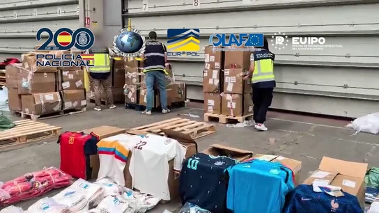 Más de 66.000 de camisetas de fútbol falsificadas -con un peso de 16 toneladas- que iban a venderse durante el Mundial de fútbol que se celebra este año en México, Canadá y Estados Unidos Más de 66.000 de camisetas de fútbol falsificadas -con un peso de 16 toneladas- que iban a venderse durante el Mundial de fútbol que se celebra este año en México, Canadá y Estados Unidos