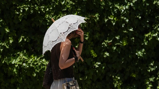 Una turista se protege del calor en Sevilla. Una turista se protege del calor en Sevilla.