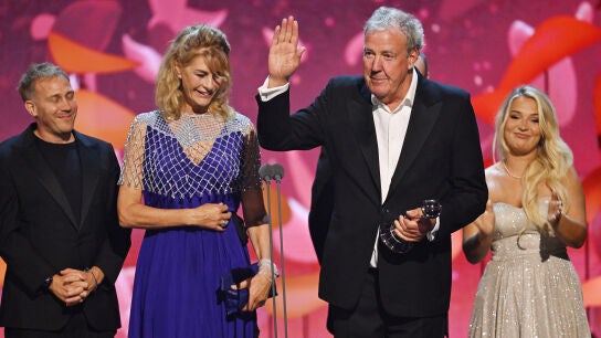 Jeremy Clarkson recogiendo su premio a Mejor programa de entretenimiento factual en la gala de los NTA de 2025 por 'La granja de Clarckson'