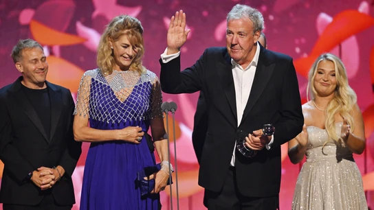 Jeremy Clarkson recogiendo su premio a Mejor programa de entretenimiento factual en la gala de los NTA de 2025 por 'La granja de Clarckson' Jeremy Clarkson recogiendo su premio a Mejor programa de entretenimiento factual en la gala de los NTA de 2025 por 'La granja de Clarckson'