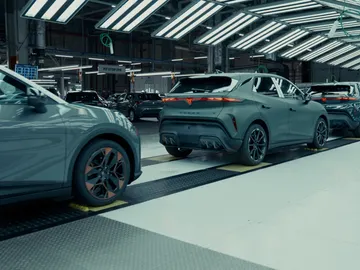Así se fabrica el Cupra Raval, el primer coche eléctrico diseñado, desarrollado y fabricado en la planta de Martorell Así se fabrica el Cupra Raval, el primer coche eléctrico diseñado, desarrollado y fabricado en la planta de Martorell