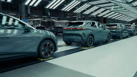Así se fabrica el Cupra Raval, el primer coche eléctrico diseñado, desarrollado y fabricado en la planta de Martorell Así se fabrica el Cupra Raval, el primer coche eléctrico diseñado, desarrollado y fabricado en la planta de Martorell