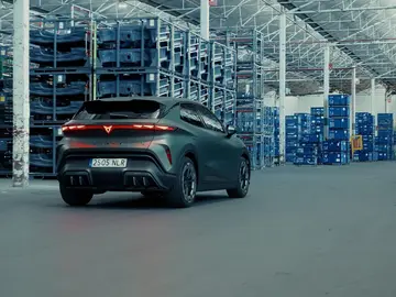 Así se fabrica el Cupra Raval: el coche eléctrico barato hecho en España con robots gigantes y una prensa de 81.000 kN Así se fabrica el Cupra Raval: el coche eléctrico barato hecho en España con robots gigantes y una prensa de 81.000 kN