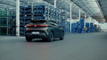 As&iacute; se fabrica el Cupra Raval: el coche el&eacute;ctrico barato hecho en Espa&ntilde;a con robots gigantes y una prensa de 81.000 kN