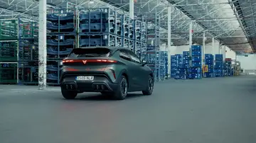 Así se fabrica el Cupra Raval: el coche eléctrico barato hecho en España con robots gigantes y una prensa de 81.000 kN Así se fabrica el Cupra Raval: el coche eléctrico barato hecho en España con robots gigantes y una prensa de 81.000 kN